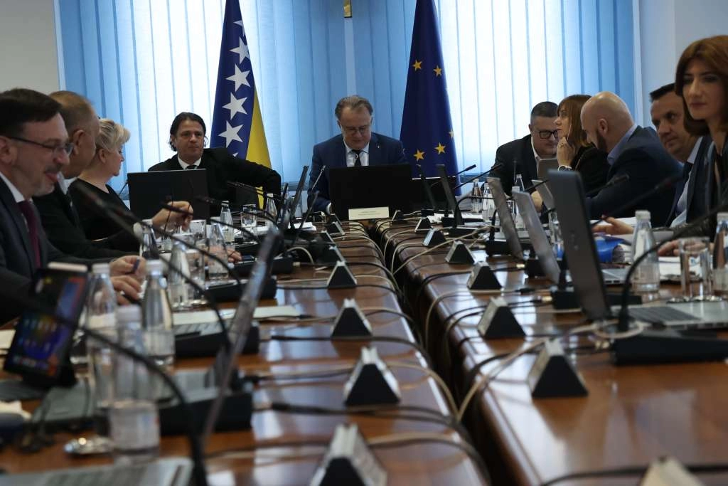 Vlada FBiH objavila novu Uredbu: Ministrima i njihovim savjetnicima povećane naknade za smještaj i odvojeni život